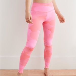 Neon pink camo textured legging